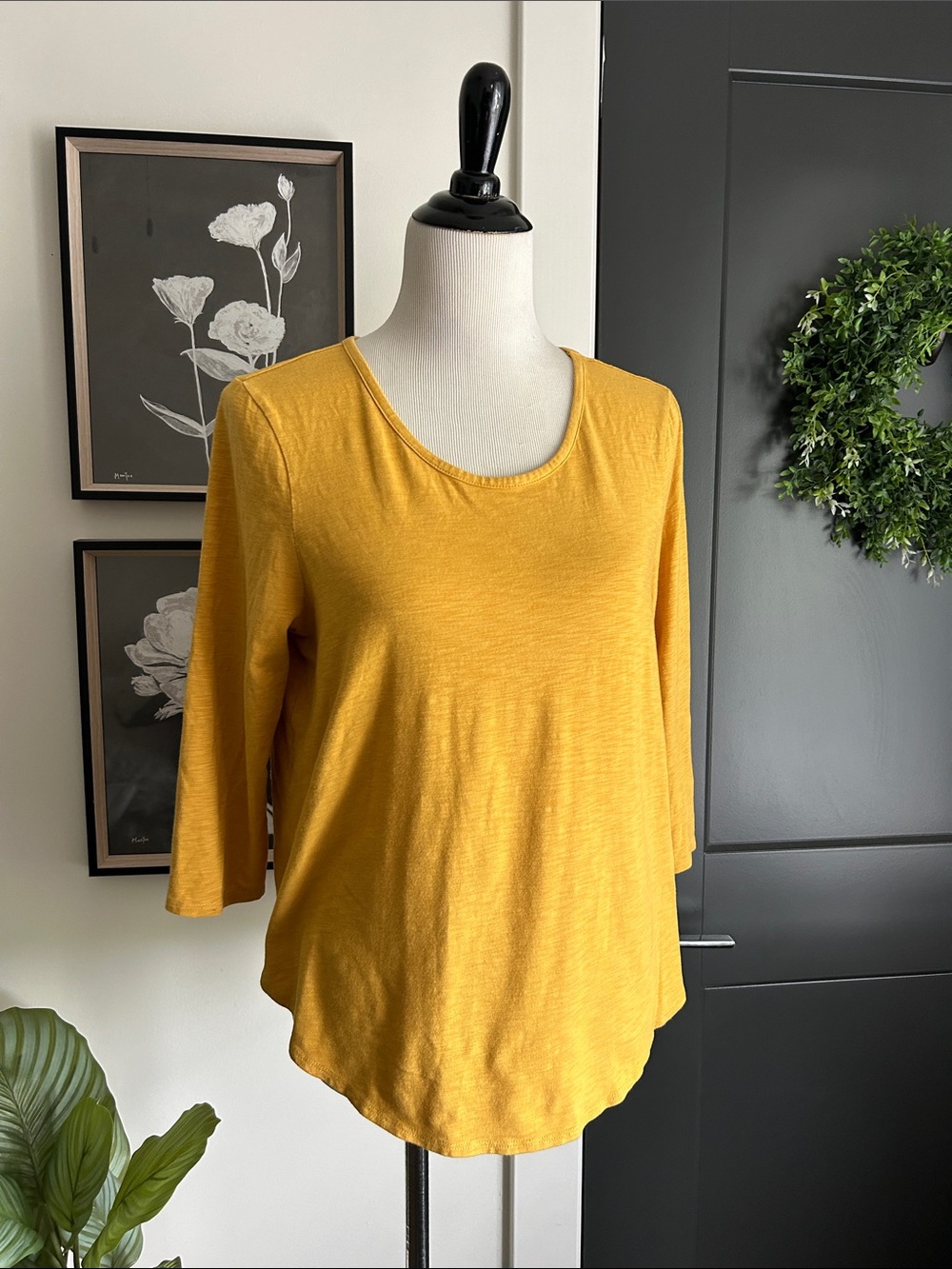 🍁 lovely L golden yellow 3/4 sleeve stretchy knit top with keyhole back